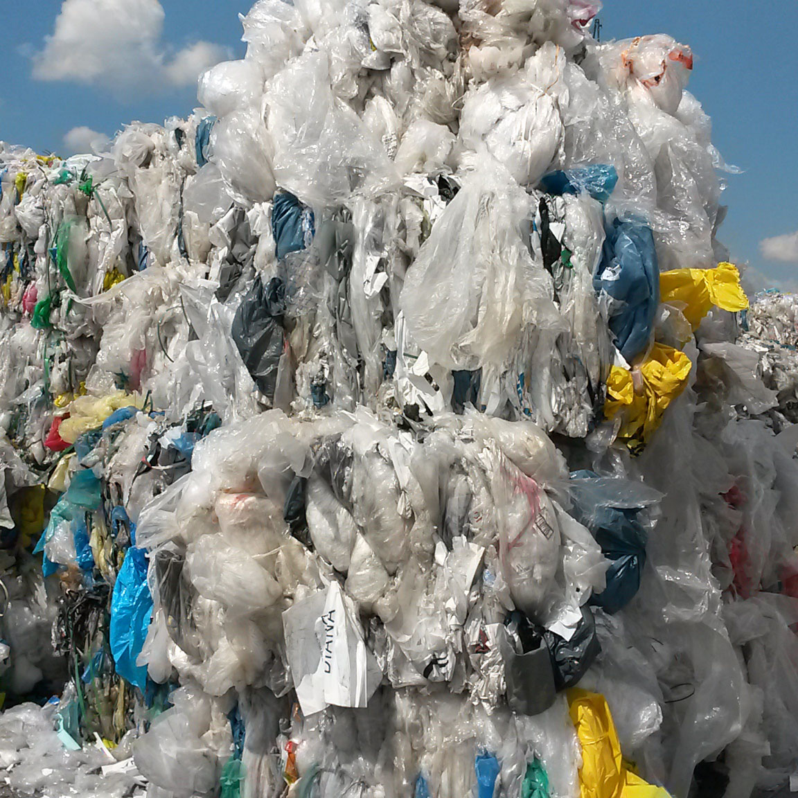 Müll vor der Vorzerkleinerung durch XL Vorzerkleinerer von THM Recyclingmaschinen