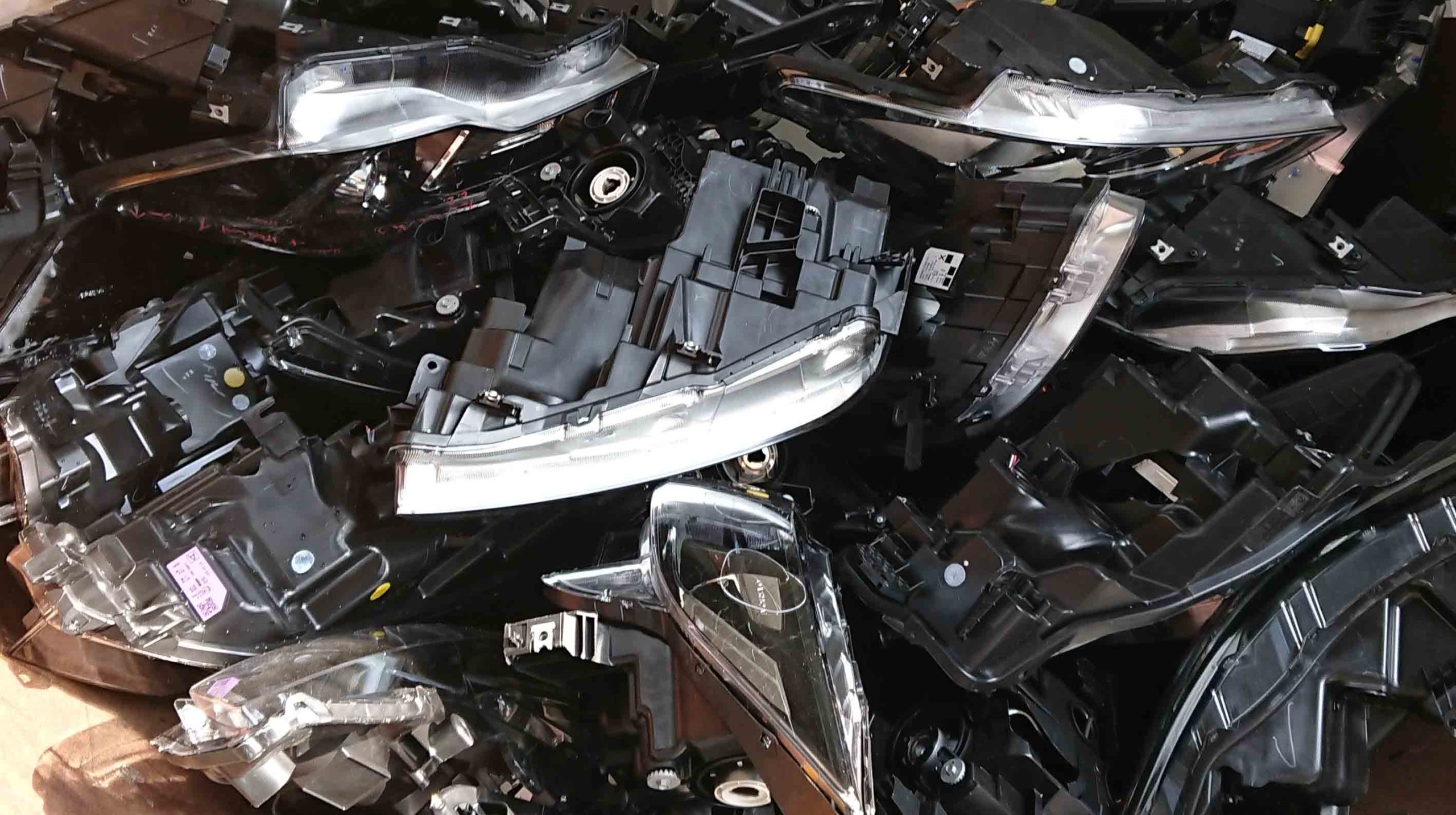 Autospiegel vor der Vorzerkleinerung durch XL Vorzerkleinerer von THM Recyclingmaschinen